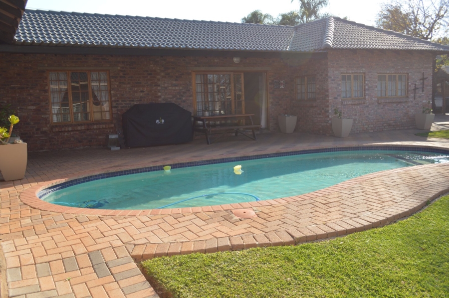 6 Bedroom Property for Sale in Flamwood North West